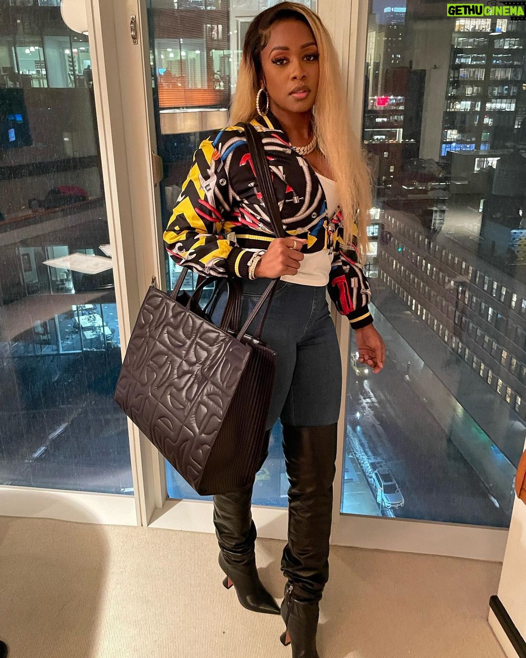 Remy Ma Instagram - 2022 I’m in my big bag ! @TelfarGlobal Sidebar: It’s all in the eyes Chico😉 Double Sidebar: Follow @ChromeTwenty3 Sunday, February 27th “Queens Get The Money” #Reminisce #RemyMa #QGTM #Chrome23 #C23