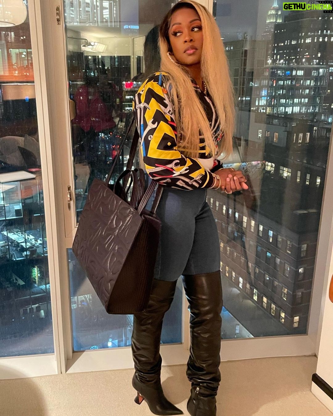 Remy Ma Instagram - 2022 I’m in my big bag ! @TelfarGlobal Sidebar: It’s all in the eyes Chico😉 Double Sidebar: Follow @ChromeTwenty3 Sunday, February 27th “Queens Get The Money” #Reminisce #RemyMa #QGTM #Chrome23 #C23