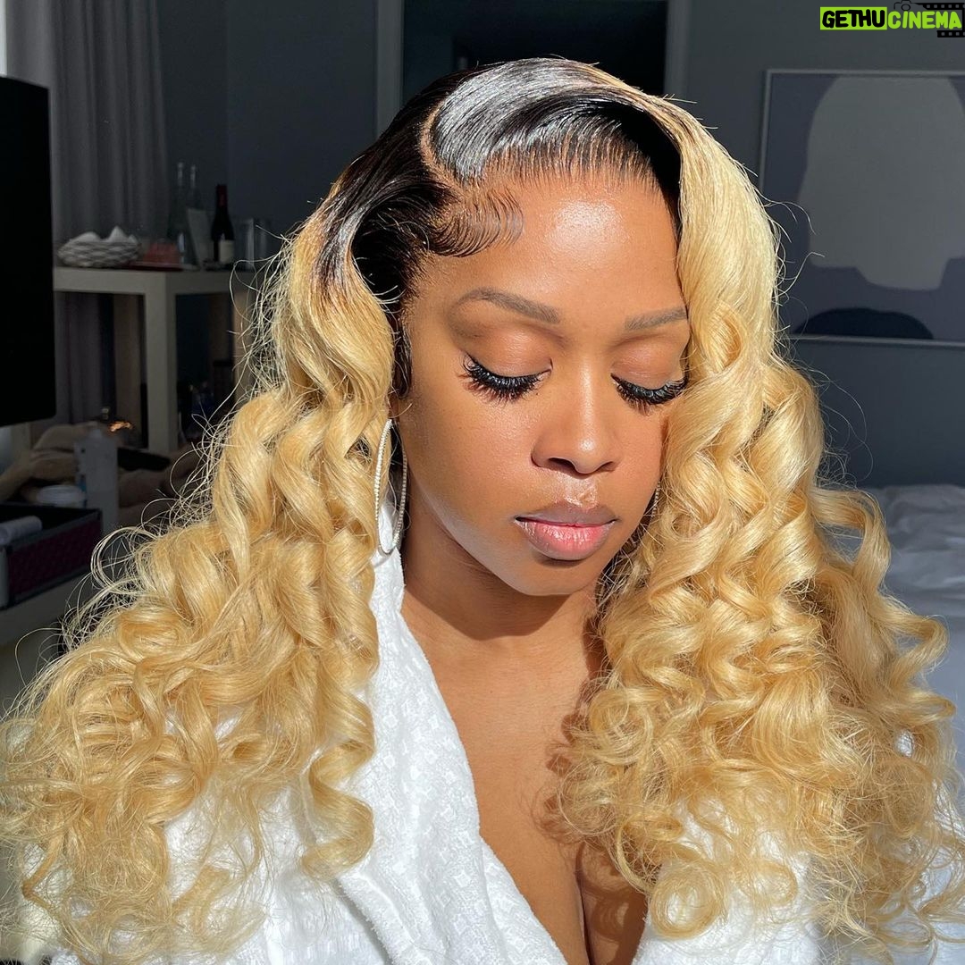 Remy Ma Instagram - Lace and lashes No makeup necessary 🥰 #PrettyScarface Sidebar: natural hairline & blew out OR baby hairs & curls Double Sidebar: That ☀️ in pic #2 go crazyyyy #Reminisce #RemyMa