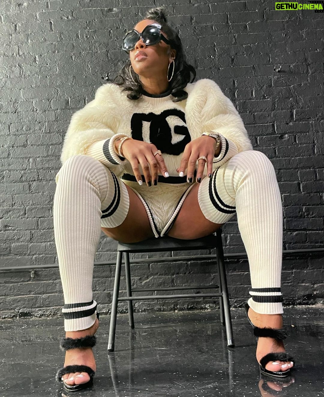 Remy Ma Instagram - From now on… call me Reminisce💋 Sidebar: New year new 🌊 Double Sidebar: I’m still gonna hashtag #RemyMa so they remember not to play with me😎