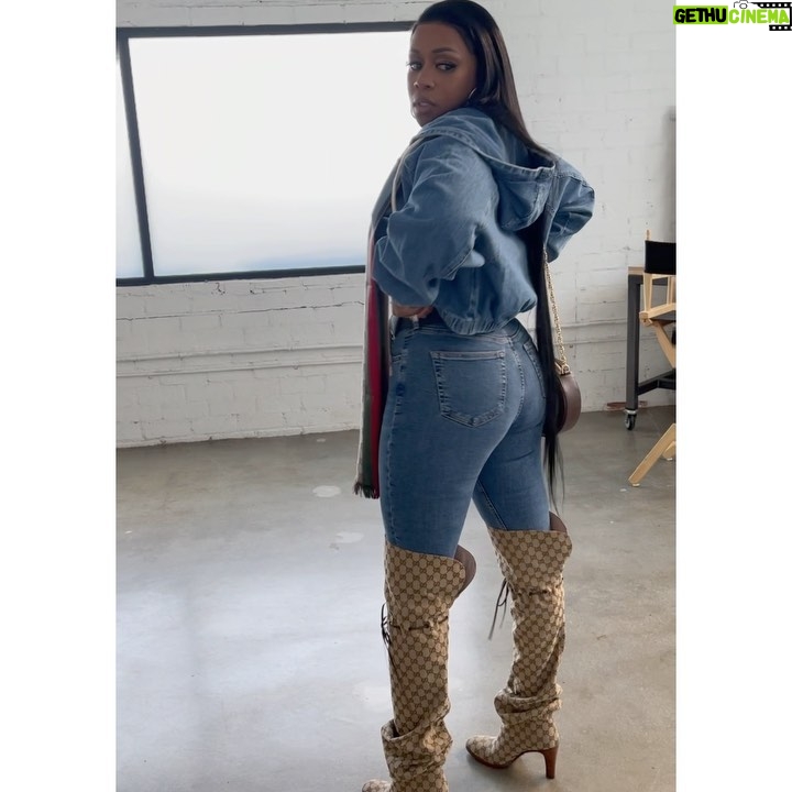 Remy Ma Instagram - I really just be chilling but lately I’ve been considering NOT chilling no more Sidebar: Getting the right ratio of high waisted jeans to crop top and proper placement to contain any stray fat is like rocket science🤦🏽♀️ #Reminisce #RemyMa