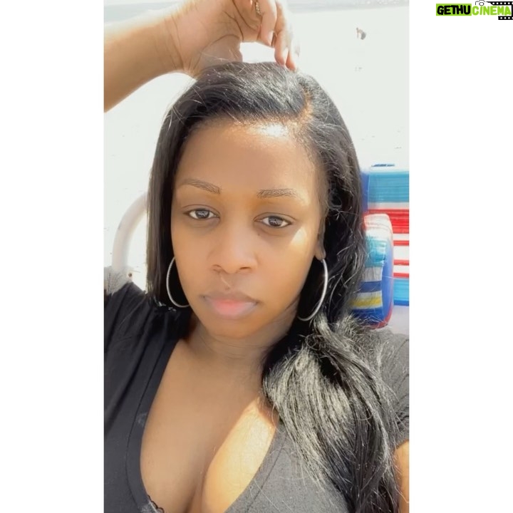 Remy Ma Instagram - Chillin on the 🏖 ready for these BARZ tonight 😈@URLtv #KingsVsQueens battle on @Caffeine tonight at 8pmET/5pmPT Link to sign up is in my bio! Don’t miss it! Sidebar: For those 👀 that just got arthritis in their fingers👌🏾 from zooming in on my hair, I’m getting it touched up in about 2 hours Thirst Mcgurst #RemyMa