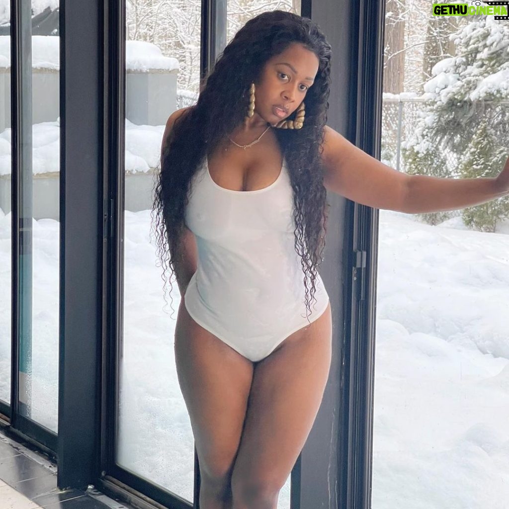 Remy Ma Instagram - Hubby said, “ You look pretty babe. Let me take a couple pics of you” Then he gonna say, “If you post them I want my photo cred”😚 📸 credit: @PapoosePapoose Sidebar: he follows me and the baby around the house filming us; I told him if this turns into a 💰 I want 60%😜- yup 60!💋 #RemyMa #WetOrDry