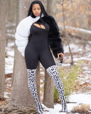 Remy Ma Instagram - Reminisce 🖤🤍🐼 Fresh face & @danielsleather fur sleeve ; available in EVERY color!
Sidebar: OF COURSE the Gemini in me would wear TWO sleeves in DIFFERENT colors😎 #RemyMa #