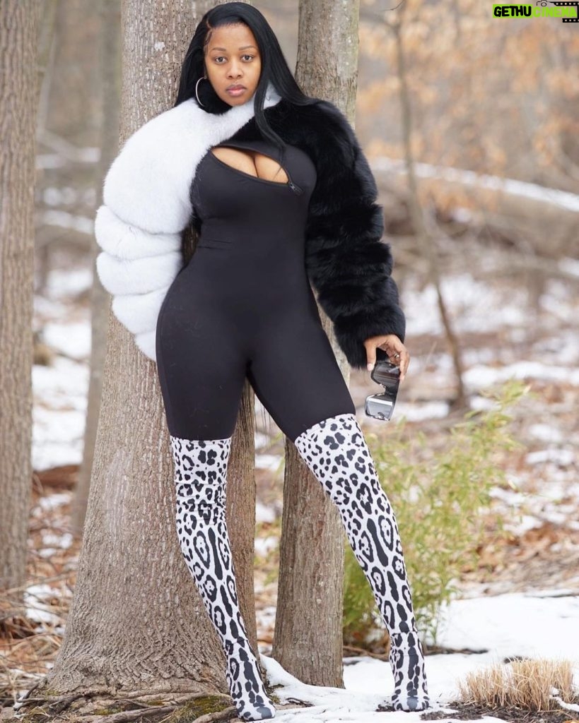 Remy Ma Instagram - Reminisce 🖤🤍🐼 Fresh face & @danielsleather fur sleeve ; available in EVERY color! Sidebar: OF COURSE the Gemini in me would wear TWO sleeves in DIFFERENT colors😎 #RemyMa #