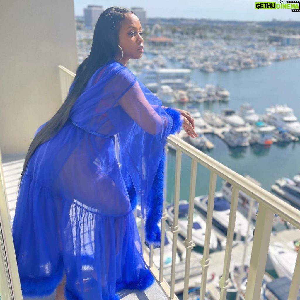Remy Ma Instagram - “Big General Robe” from @kakez_by_kokokakez Sidebar: the blue pasties I got are 🔥 too but y’all KNOWWW I’m not showing all that; I’m already pushing it too far ☺️ QUICK BACKSTORY: Sooo... I never met @kokokakez but for years she has liked my posts and/ or leaves positive comments that I happen to see, so I started following her. When I tell y’all this lady ALWAYS got a hustle and on her grind I mean ALWAYS... from selling drinks , to selling dinners, to selling cans of Lysol when NOBODY had none, to collecting toys for unfortunate children, she be tryna make it happen. But she lives in & was only working in the Baltimore area. I told myself when she gets something I can buy that I’m going to support ...and here we are on this balcony in this robe with a suitcase of other pretty stuff that I can’t wait to wear. I’ve bought La Perla, Agent Provocateur, and all the other fancy lingerie brands before but none of them felt as special as this - it was the heartfelt note she sent thanking me for my order, for me😍 Moral of the story is -support black-owned business, support your friends, support entrepreneurs... u never know what it takes for them to NOT do something crazy to make ends meet🙏🏽 #RemyMa