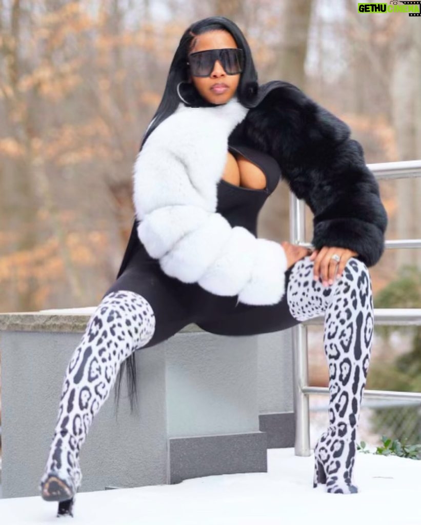 Remy Ma Instagram - Reminisce 🖤🤍🐼 Fresh face & @danielsleather fur sleeve ; available in EVERY color! Sidebar: OF COURSE the Gemini in me would wear TWO sleeves in DIFFERENT colors😎 #RemyMa #