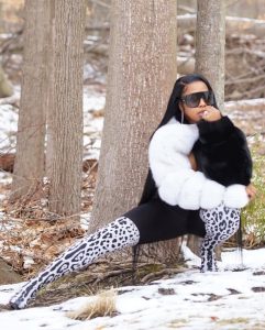 Remy Ma Instagram - Reminisce 🖤🤍🐼 Fresh face & @danielsleather fur sleeve ; available in EVERY color! Sidebar: OF COURSE the Gemini in me would wear TWO sleeves in DIFFERENT colors😎 #RemyMa #