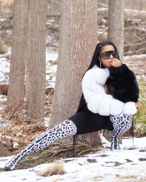 Remy Ma Instagram - Reminisce 🖤🤍🐼 Fresh face & @danielsleather fur sleeve ; available in EVERY color!
Sidebar: OF COURSE the Gemini in me would wear TWO sleeves in DIFFERENT colors😎 #RemyMa #