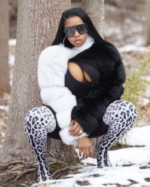 Remy Ma Instagram - Reminisce 🖤🤍🐼 Fresh face & @danielsleather fur sleeve ; available in EVERY color!
Sidebar: OF COURSE the Gemini in me would wear TWO sleeves in DIFFERENT colors😎 #RemyMa #