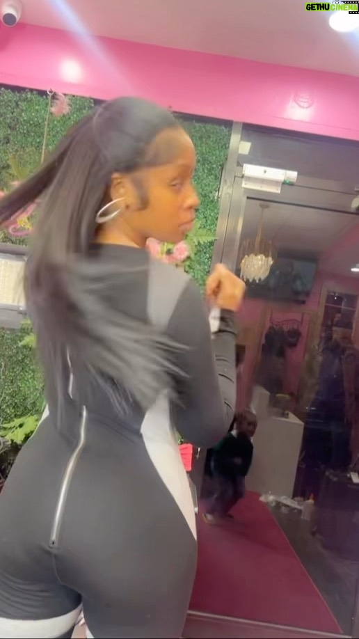 Remy Ma Instagram - I be so gassed when I finish getting my hair done😎 Sidebar: It’s @ReminisceMackenzie going crazyyyy in the reflection tho😂 Double Sidebar: This and 2 ponytails low key my favorite hairstyles #RemyMa #Reminisce