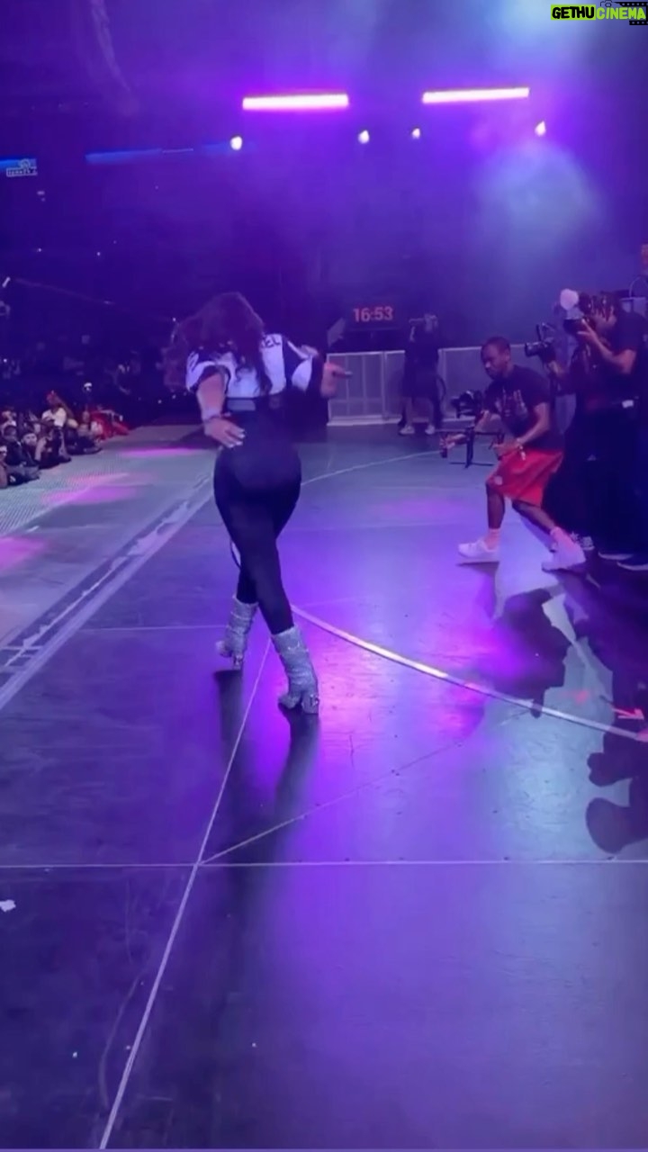Remy Ma Instagram - 🗽I’m so comfortable in these stadiums😎 ⏭ skip-2-my-loo RIP @DjKaySlay Sidebar: Some 💩 you just gotta be born with😉 Double Sidebar: Some 💩 is just classic & ain’t nothing u can do bout it🤷🏽♀️ @MeganRyte with the sideline hype up 💋💋 #RemjaminButtons #RemyMa #Reminisce