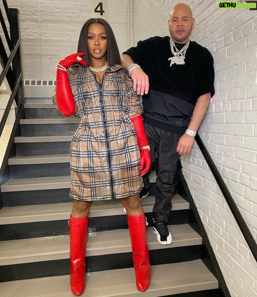 Remy Ma Instagram - We really just go in our closet , throw that sh*t on, and body daytime tv😈 @FatJoe We from The Bronx, New York…sh*t happens!!’ Sidebar: It’s the leather red @DriesVanNoten gloves with the @versace & @samdiamonds144 jewelry OVER them for me🥰 … plus the @Burberry & @GivenchyOfficial combo is 🔥 Double Sidebar: @MoochHair killed this bob !!! #Reminisce #RemyMa