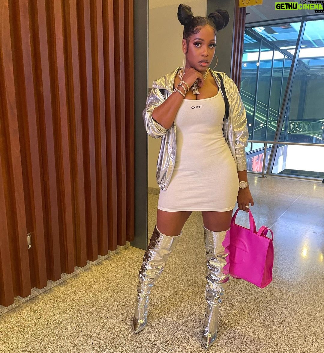 Remy Ma Instagram - Been super busy but there was no way I was gonna miss @TelfarGlobal fashion show! It was EVERYTHING π₯thank u for having meππ Support Black-owned ππ½ Sidebar: I be OD cheezing lolπ Double Sidebar: My left bun just haddddd to start unraveling π€¦π½ββοΈ #Reminisce #Remyma