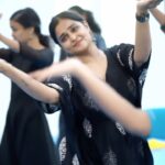 Remya Nambeesan Instagram - uyire vaazhka ulakam kaanka aaromal chiriyaal baale narumozhee niranirayu nee akame baale 🎵🎶🎶🎶🎶 #dance #practicesession