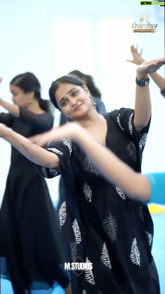 Remya Nambeesan Instagram - uyire vaazhka ulakam kaanka aaromal chiriyaal baale narumozhee niranirayu nee akame baale 🎵🎶🎶🎶🎶 #dance #practicesession