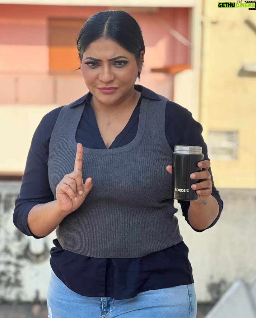 Reshma Pasupuleti Instagram - Not all insta requests are requests, some are CCTV cameras 😂🤣😂🤣 #mahalakshmiornancy #sitaramanserial @zeetamizh