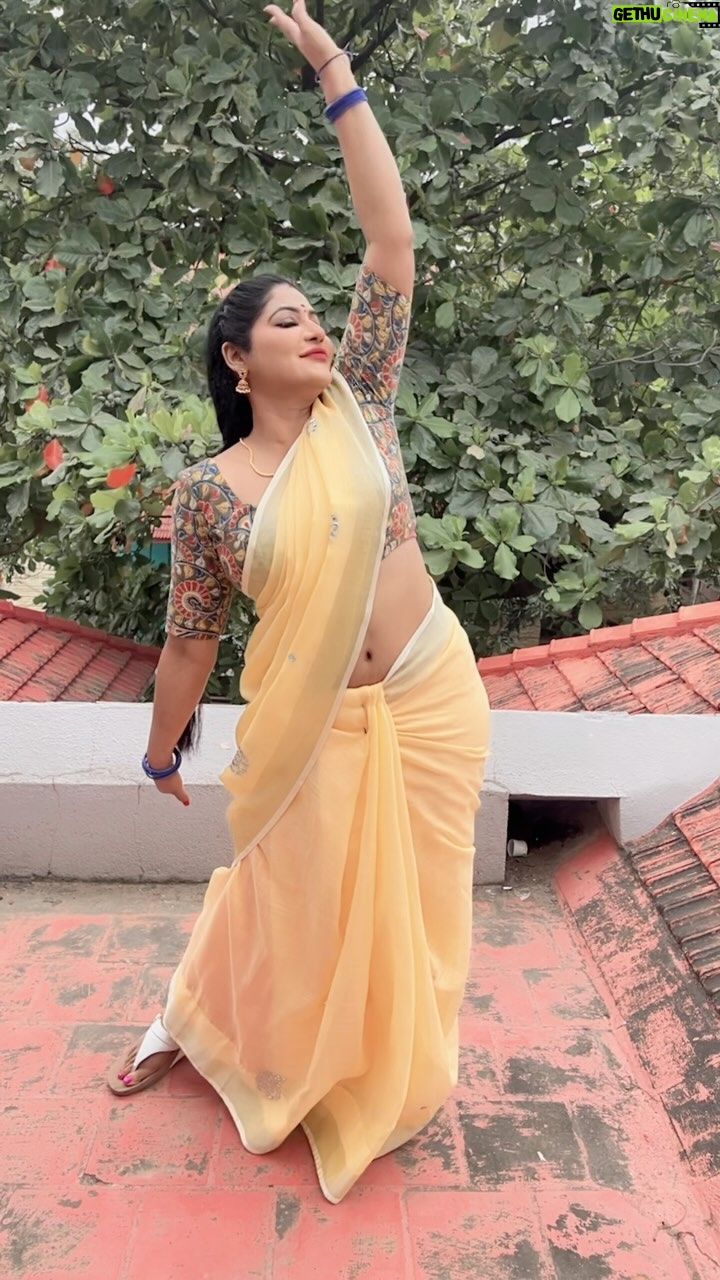Reshma Pasupuleti Instagram - Small circle, private life, clear mind. Happy life π #reels #reelsinstagram #reelitfeelit #reelsindia #reelkarofeelkaro #reelsinsta #reeitfeelit #yellowsaree #sareelover #bagyalakshmi #vijaytelevision