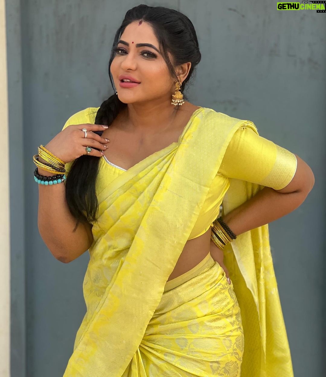 Reshma Pasupuleti Instagram - Glow & shine bright, it’s a beautiful day 💫