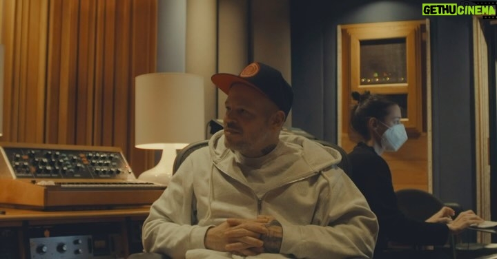 Residente - 120.4K Likes - Acá les dejo un poco de lo que ocurrió en el estudio mientras cocinábamos 313. Originalmente todo estaba conectado con el número 8. Eramos 8 en el estudio, en la calle 8 en NY, 8 notas musicales, 8 velocidades diferentes, en la sala B. Desde el 8 nace el infinito y el tiempo que no queremos que se acabe. Gracias a @gasparini.noemi por ese gran solo 🎻 ❤️