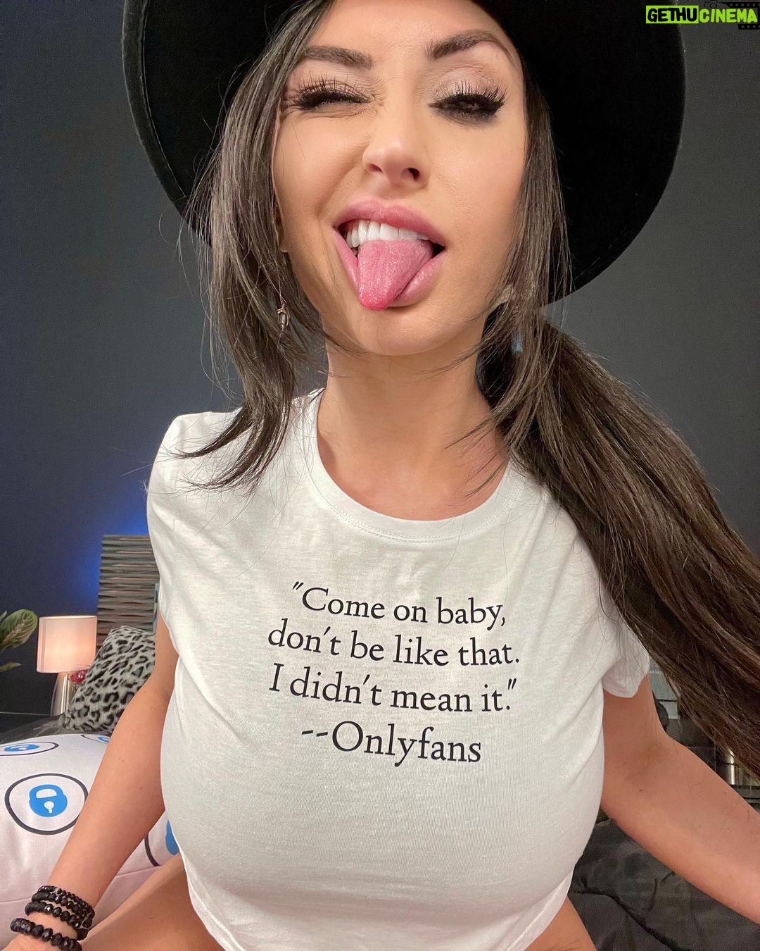 Reya Sunshine Instagram - New video premieres on my YT channel at 4:30 Eastern! 💖 I’ll be there chatting live with anyone who tunes in to the premiere 🤓 Epic shirt from @thekiranoirgram 😝