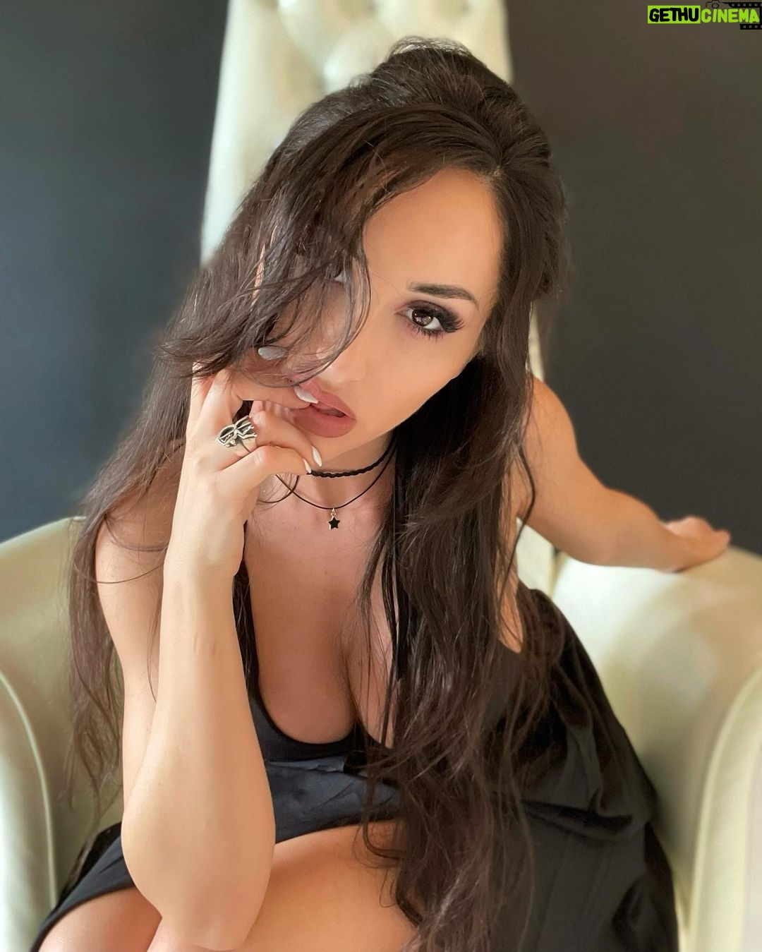 Reya Sunshine Instagram - Married to my brand 💍💅🏼 Haha see it?! To what (or to whom, I suppose 😂) are you married?