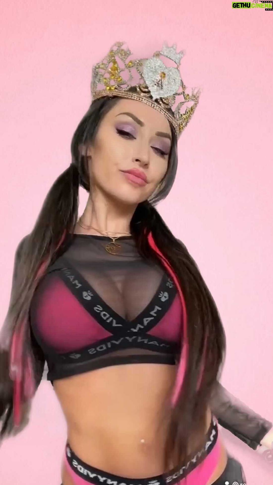 Reya Sunshine Instagram - Being silly and oh so HYPE with my @manyvidsofficial crown/trophy for VID OF THE YEAR! 💞 THANK YOU!! 🤩