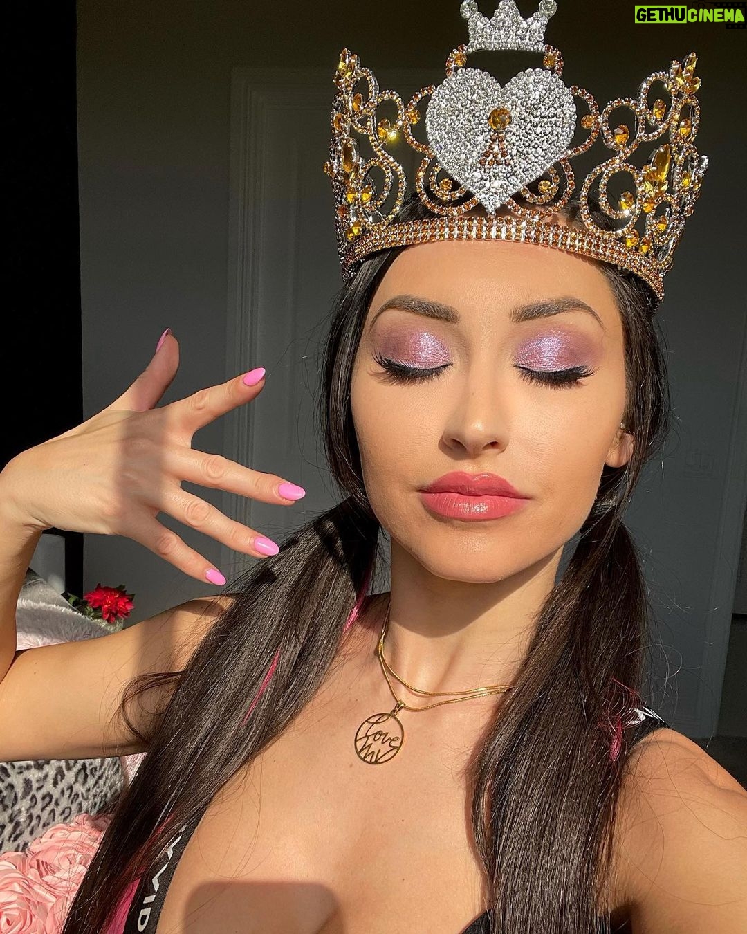 Reya Sunshine Instagram - I donβt know how yβall take me seriously, but apparently you do because I was crowned @manyvidsofficial Vid of the Year!! π I was feeling my swan self π¦’ taking these photos with my new crown ππ and bulbous forearm muscle... Wonder how that developed? π
@reyasunshine.tv
