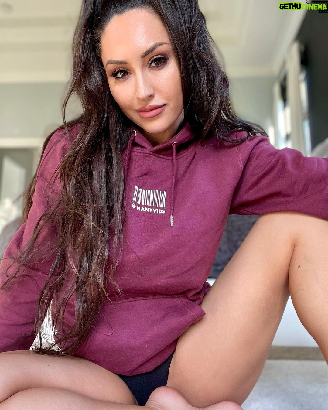Reya Sunshine Instagram - In love with my new @manyvidsofficial sweatsuit 😻 it’s a little warm in Miami to wear the pants... but I had to throw them on to capture the adorable MV heart logo that’s on the ankles! 🥰 SWIPE and tell me which pic is your favorite!