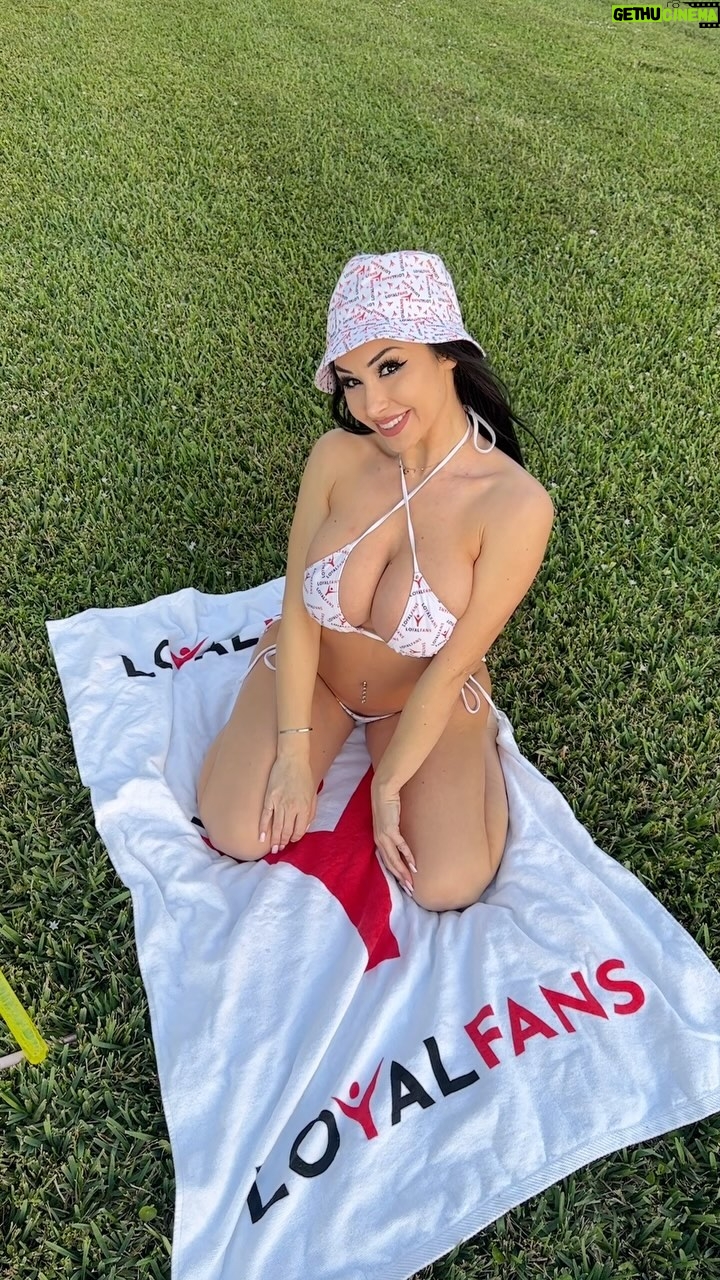 Reya Sunshine Instagram - SAWINGG…. And a Miss! 😝