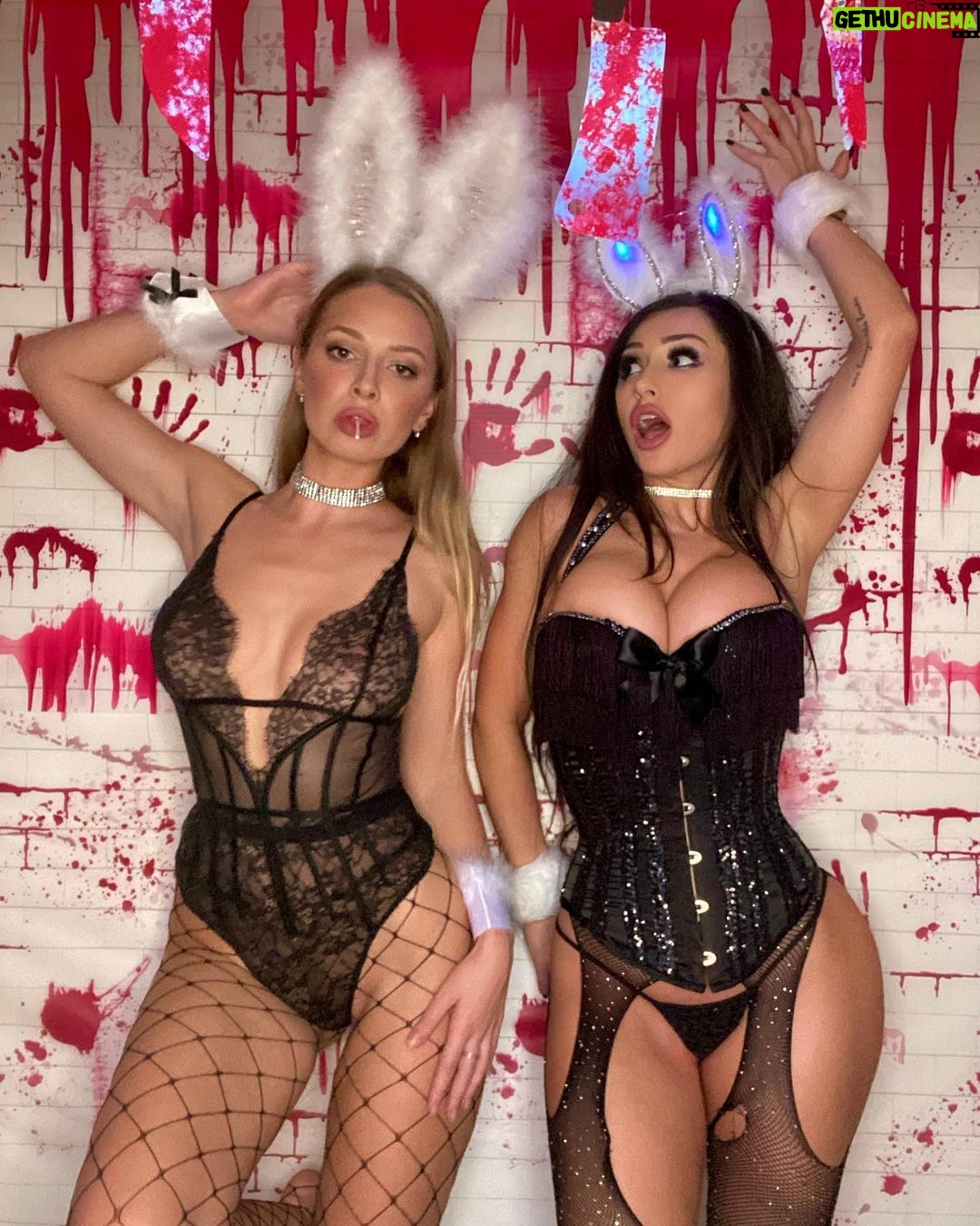 Reya Sunshine Instagram - Showing my babe @mariashalima a proper spooky Halloween 🎃👻🕸🔪🩸Which pic is your favorite? And what’s lurking in the corner? (PS- this is my bathroom 🤣)