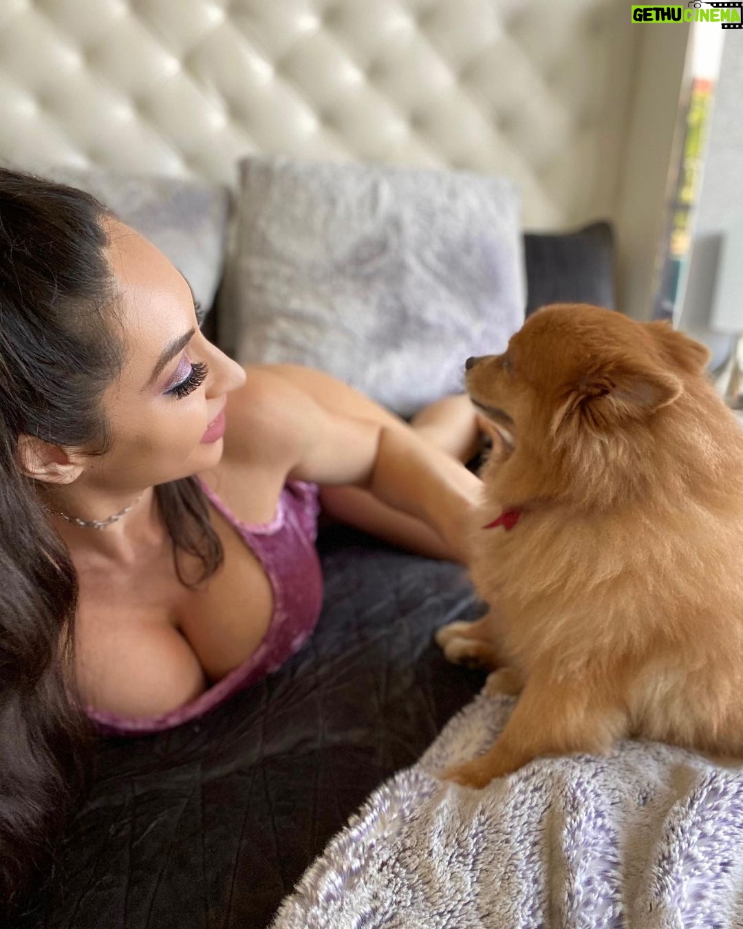 Reya Sunshine Instagram - Sending you lots of love today ✨💞 XOXOX, Reya + Thotiana 💕