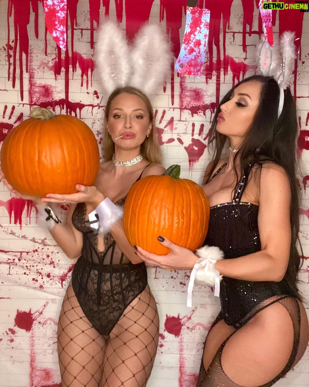 Reya Sunshine Instagram - Showing my babe @mariashalima a proper spooky Halloween 🎃👻🕸🔪🩸Which pic is your favorite? And what’s lurking in the corner? (PS- this is my bathroom 🤣)