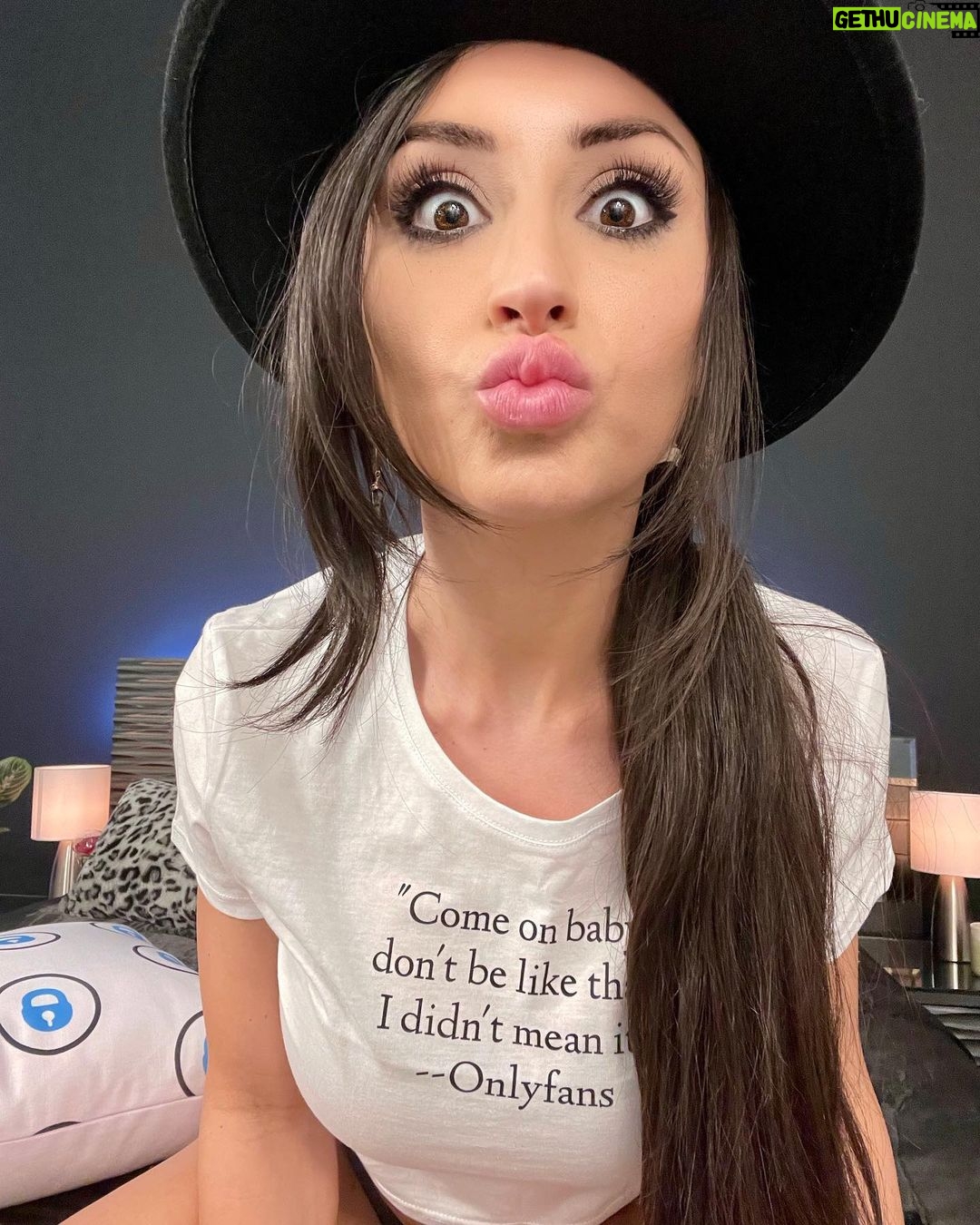 Reya Sunshine Instagram - New video premieres on my YT channel at 4:30 Eastern! 💖 I’ll be there chatting live with anyone who tunes in to the premiere 🤓 Epic shirt from @thekiranoirgram 😝
