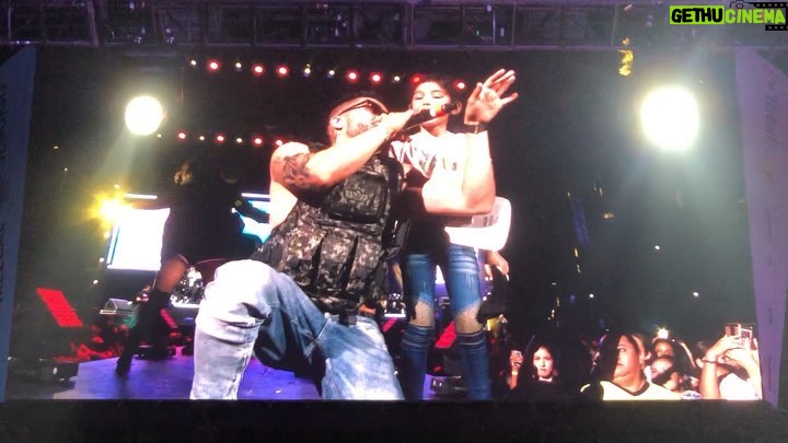 Reykon - 50.2K Likes - VEN MI CARA DE FELICIDAD?? Por un segundo sentí q mi hija a la distancia era quien me abrazaba, me llene de sentimientos, los q me conocen saben q no soy de lagrimas pero ayer por poco se me salen🤣🤣🤣 y definitivamente me di cuenta q uds son mi familia por q lo q sentí ayer solo se siente cuando amas y yo de verdad LOS AMO!! Gracias