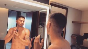 Reykon Instagram - Pegándole al corte en el hotel antes del show! Como la ven? 💈💈💈💈