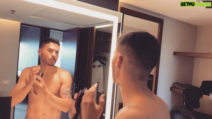 Reykon Instagram - Pegándole al corte en el hotel antes del show! Como la ven? 💈💈💈💈