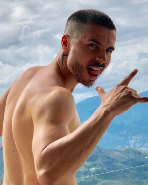 Reykon Instagram - Q si el pelo, q si la barba, q si el tatuaje, q si el arete, q si la cagaste q si no 🤷🏻‍♂️... por q siempre criticamos a los demás? Cuando ni la vida de nosotros la tenemos controlada! Chequea tu ojo mi socio antes de criticar lo q ves en el del otro!!