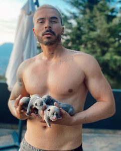 Reykon Instagram - Soy de adoptar perros y uds los saben, la mayoría de mis perros son adoptados pero no puedo negar la felicidad q siento al ser abuelo!! #amorperruno