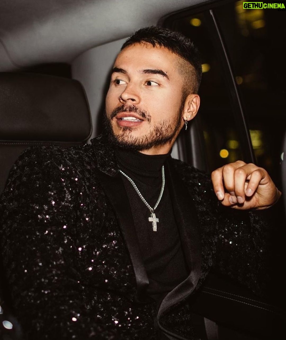 Reykon - 84.7K Likes - Sonrió, por q nadie pregunta si sufro o si lloro! decía Hector!