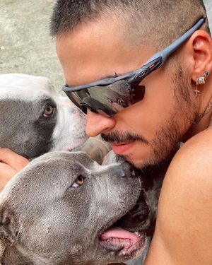 Reykon Instagram - Ellos y yo!! Les gustan estos perros? #Mochilera