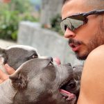 Reykon Instagram – Ellos y yo!! Les gustan estos perros? #Mochilera