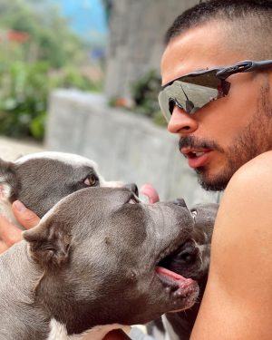 Reykon Instagram - Ellos y yo!! Les gustan estos perros? #Mochilera