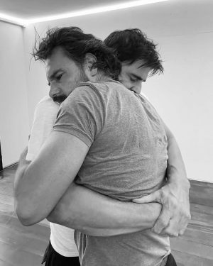 Reynaldo Gianecchini Instagram - Tbt.O primeiro dia que nos reunimos e começamos o processo de pesquisa de nossos personagens tão intensos e dodóis sob o olhar atento do diretor Zé Henrique Fonseca e a preparadora @maluvalleoficial .
Já foi mto forte esse dia!
BOM DIA VERÔNICA,temp 3
@tainamuller 
@rodrigosantoro 
@eumaiteproenca 

@netflixbrasil