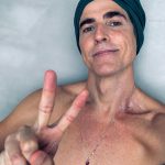 Reynaldo Gianecchini Instagram - Hoje é Dia Mundial do Câncer, uma doença que derrotei há mais de dez anos. Chegou sem pedir licença e mexeu com todo mundo! Vencemos! Venci! E muitas pessoas vencem todos os dias. Hoje aceitei o convite do meu médico @dr.vandersonrocha para colocar esse lenço só para lembrar a quem passa por esse desafio que é possível vencer o câncer! A cada dia, os cientistas se aproximam de terapias mais eficazes e menos invasivas. Sejamos persistentes nessa certeza de que, algum dia, a jornada contra essa doença será mais amena. Sejamos todos apoiadores da Ciência, nao importa em qual área a gente atue. Que cada um possa usar de sua voz a favor das pesquisas e em prol de uma rede de saúde mais ampla para todos, tanto para tratamento quanto para prevenção. Se você está lutando contra o câncer, olha pra mim e lembre-se que, no passado, eu também perdi os cabelos, eu também enfrentei infecções oportunistas e também tive medo! Pode ter medo, sem problema! É natural. Só não pode perder a esperança!