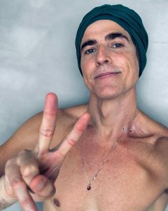 Reynaldo Gianecchini Instagram - Hoje é Dia Mundial do Câncer, uma doença que derrotei há mais de dez anos. Chegou sem pedir licença e mexeu com todo mundo! Vencemos! Venci! E muitas pessoas vencem todos os dias. Hoje aceitei o convite do meu médico @dr.vandersonrocha para colocar esse lenço só para lembrar a quem passa por esse desafio que é possível vencer o câncer! A cada dia, os cientistas se aproximam de terapias mais eficazes e menos invasivas. Sejamos persistentes nessa certeza de que, algum dia, a jornada contra essa doença será mais amena. Sejamos todos apoiadores da Ciência, nao importa em qual área a gente atue. Que cada um possa usar de sua voz a favor das pesquisas e em prol de uma rede de saúde mais ampla para todos, tanto para tratamento quanto para prevenção. Se você está lutando contra o câncer, olha pra mim e lembre-se que, no passado, eu também perdi os cabelos, eu também enfrentei infecções oportunistas e também tive medo! Pode ter medo, sem problema! É natural. Só não pode perder a esperança!