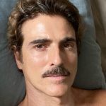 Reynaldo Gianecchini Instagram – Tbt de um visual que eu curti!
Volta bigodim?😉👊🏻