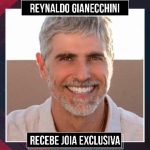 Reynaldo Gianecchini Instagram - CARAS 30 ANOS | Reynaldo Gianecchini marca a história de nossa revista ao estampar as páginas da publicação ao longo das últimas três décadas e, por isso, está no seleto grupo de celebridades que receberam uma joia exclusiva, desenhada por @rosanachinche e confeccionada pelo @atelier17joias com todo carinho! Mais detalhes sobre o acessório estão disponíveis no canal da Caras Brasil no Youtube! #caras30anos #reynaldogianecchini #gianecchini #giane #ator #joia #rosanachinche #globo #caras