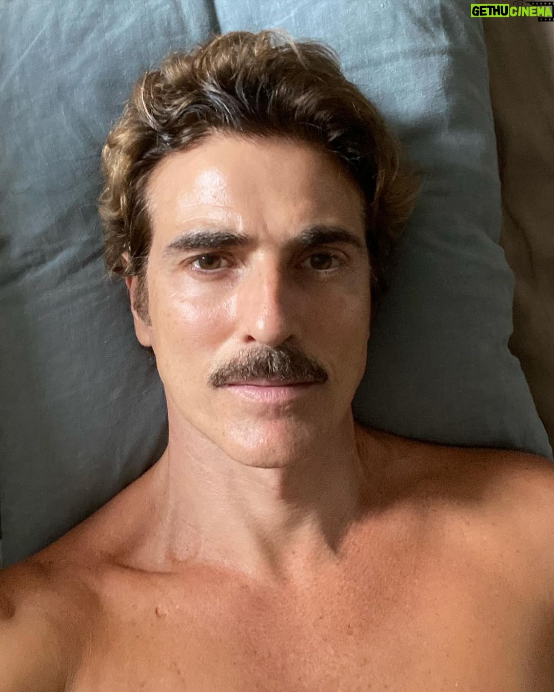 Reynaldo Gianecchini Instagram - Tbt de um visual que eu curti! Volta bigodim?😉👊🏻