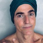 Reynaldo Gianecchini Instagram - Hoje é Dia Mundial do Câncer, uma doença que derrotei há mais de dez anos. Chegou sem pedir licença e mexeu com todo mundo! Vencemos! Venci! E muitas pessoas vencem todos os dias. Hoje aceitei o convite do meu médico @dr.vandersonrocha para colocar esse lenço só para lembrar a quem passa por esse desafio que é possível vencer o câncer! A cada dia, os cientistas se aproximam de terapias mais eficazes e menos invasivas. Sejamos persistentes nessa certeza de que, algum dia, a jornada contra essa doença será mais amena. Sejamos todos apoiadores da Ciência, nao importa em qual área a gente atue. Que cada um possa usar de sua voz a favor das pesquisas e em prol de uma rede de saúde mais ampla para todos, tanto para tratamento quanto para prevenção. Se você está lutando contra o câncer, olha pra mim e lembre-se que, no passado, eu também perdi os cabelos, eu também enfrentei infecções oportunistas e também tive medo! Pode ter medo, sem problema! É natural. Só não pode perder a esperança!